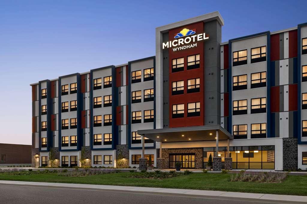 Microtel Inn & Suites Montreal Airport-Dorval Qc Екстер'єр фото